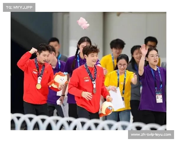 郑九源凭绝对优势夺得男子1米板金牌 中国跳水队再添世锦赛荣耀 郑九源凭绝对优势夺得男子1米板金牌 中国跳水队再添世锦赛荣耀